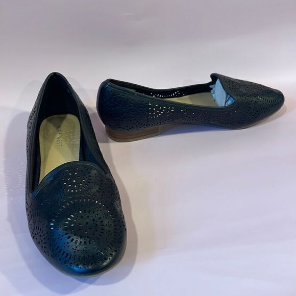 Nine West Women Size 6.5 M Black Faux Leather Loafer w Medallion Detail Venting - Picture 2 of 10